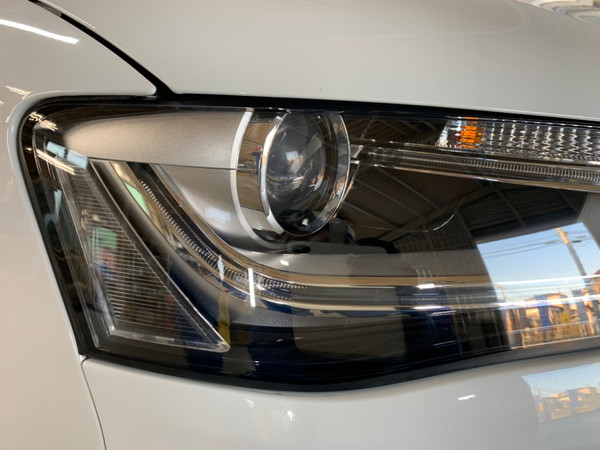 アウディA4・ヘッドライトクラック除去+プロテクションフィルム施工After