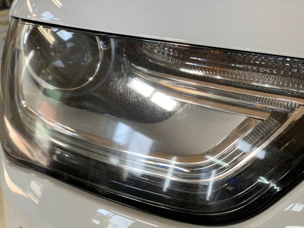 アウディA4・ヘッドライトクラック除去+プロテクションフィルム施工Before