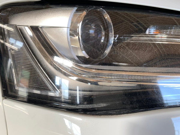 アウディA4・ヘッドライトクラック除去+プロテクションフィルム施工Before