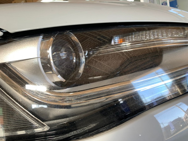 アウディA4・ヘッドライトクラック除去+プロテクションフィルム施工Before