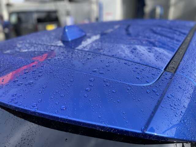 撥水している車のボディ