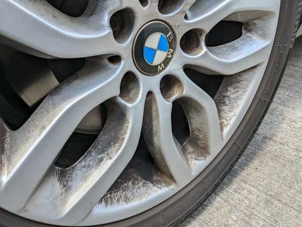 ブレーキダストで真っ黒に汚れたBMWのホイール