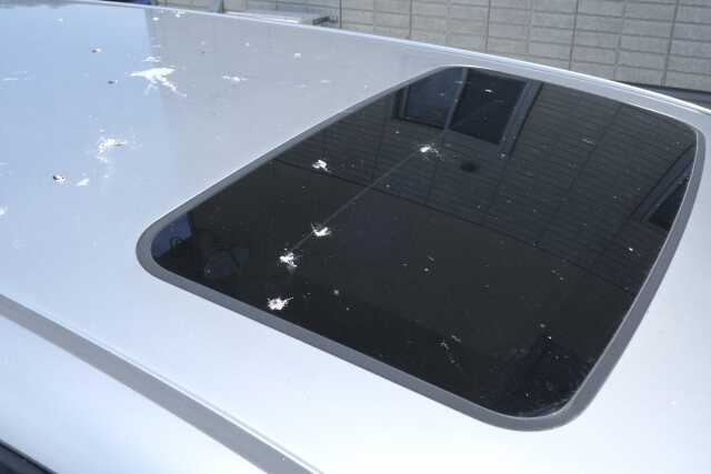 鳥フンを放置している車