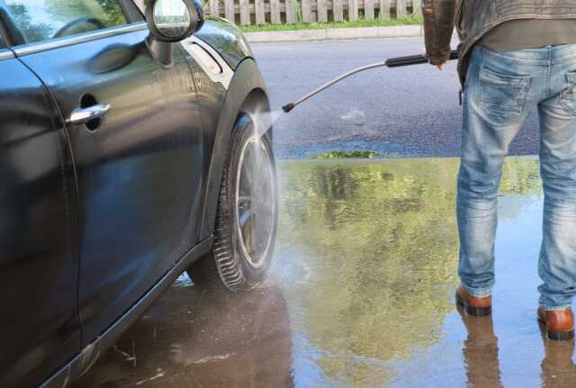 手洗い洗車前に高圧洗浄