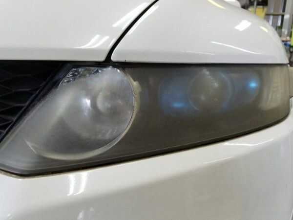 黄ばんでしまい劣化したヘッドライト
