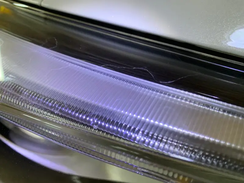 研磨前のヘッドライト・クリアが剥がれてます