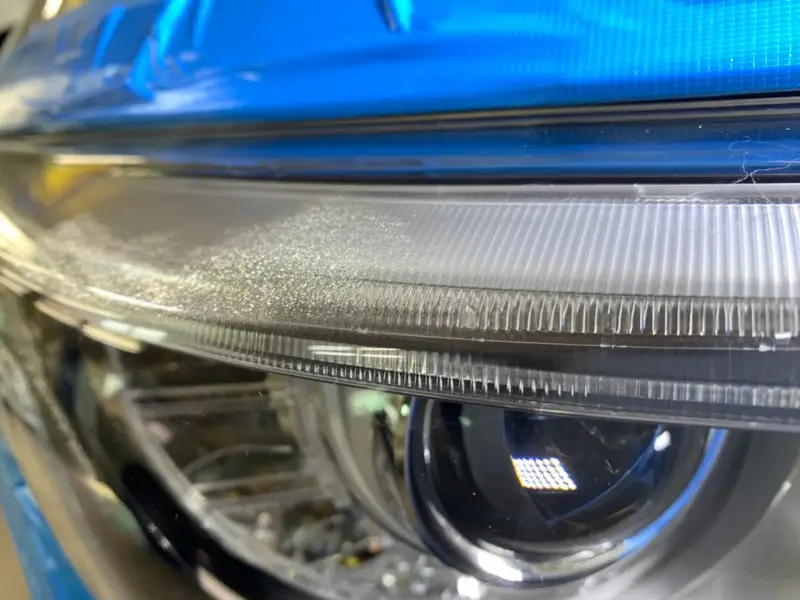 ヘッドライトの上面にクラック