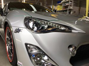 5・86プレミアムコーティング＆ボンネットラッピング（運転席側ヘッドライト施工前）