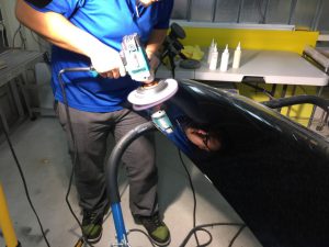 ソリッドブラックボンネットで研磨練習1