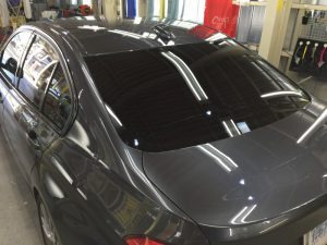 BMW320dMスポーツ・エシュロンクラリード・リアガラス