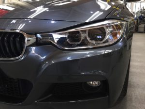 BMW320dMスポーツ・プレミアムコーティング後の助手席側ヘッドライト周辺