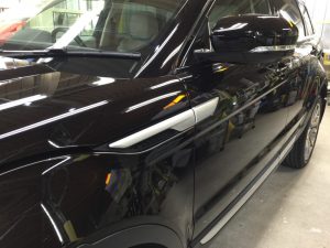 イヴォーク・プレミアムコーティング後の助手席側ドアミラー付近