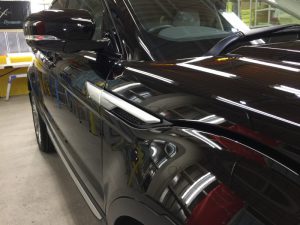 イヴォーク・プレミアムコーティング後の運転席側ドアミラー付近