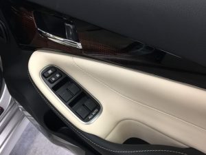 クラウン・クイック車内クリーニング後の運転席ドアトリム