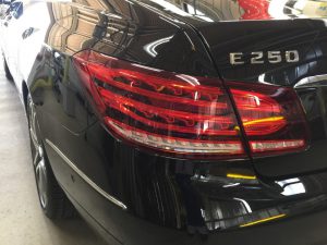 ベンツE・スタンダードコーティング後のリアエンブレム周辺