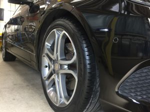 ベンツE・スタンダードコーティング後・運転席側前輪周辺