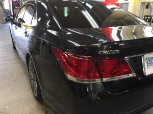 クラウン・ハイドロフィニッシュ後の助手席側テールレンズ付近