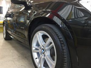 BMWX3・ジーゾックス・ハイドロフィニッシュ施工後の運転席側フェンダー付近