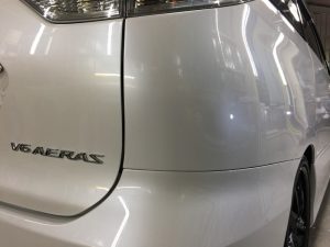 エスティマ・プレミアムコーティング後のリアエンブレム付近