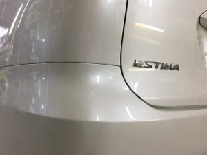 エスティマ・プレミアムコーティング後の助手席側エンブレム付近