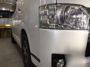 ハイエース・プレミアムコーティング後の運転席側ヘッドライト付近
