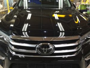 ハイラックス・プレミアムコーティング後のボンネット正面