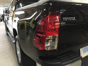 ハイラックス・プレミアムコーティング後の助手席側テール付近