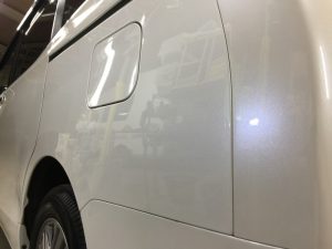 エスクァイア・プレミアムコーティング施工後の助手席側クォーターパネル付近