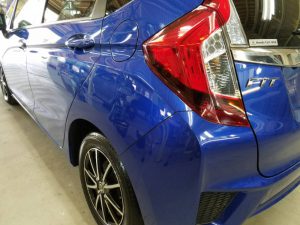 フィット・プレミアムコーティング施工後の助手席側テールレンズ付近