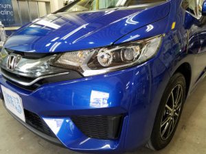 フィット・プレミアムコーティング施工後の助手席側ヘッドライト付近