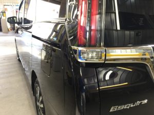 のエスクァイア・エシュロンゼンゼロ施工後の助手席側テールレンズ付近