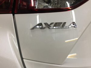 アクセラ・プレミアムコーティング施工後のリアエンブレム