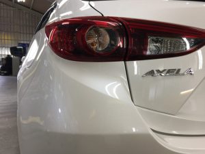 アクセラ・プレミアムコーティング施工後の助手席側テール付近