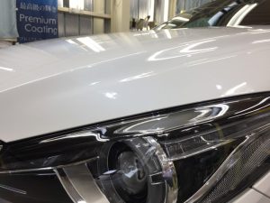 アクセラ・プレミアムコーティング施工後の助手席側ヘッドライト付近