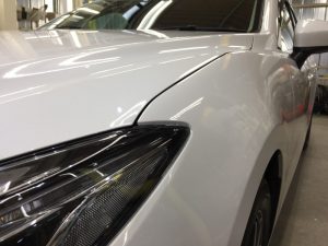 アクセラ・プレミアムコーティング施工後の助手席側ヘッドライト付近2
