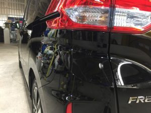 フリード・プレミアムコーティング施工後の助手席側テール付近