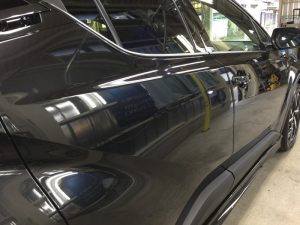 C-HR・プレミアムコーティング施工後の運転席側後部ドア付近