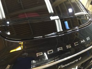 パナメーラ・プレミアムコーティング施工後のリアエンブレム