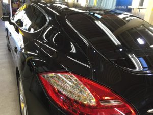 パナメーラ・プレミアムコーティング施工後のリアガラス付近