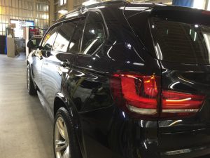 BMW5・エシュロンゼンゼロ施工後の左テール付近