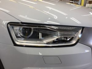 アウディQ3・プレミアムコーティング施工後の右側ヘッドライト付近