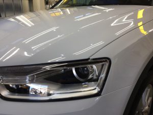 アウディQ3・プレミアムコーティング施工後の左側ヘッドライト付近