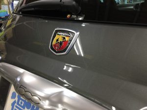 アバルト595・エシュロンナノフィル施工後のリアエンブレム