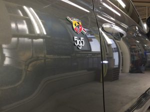 アバルト595・エシュロンナノフィル施工後の右ドア付近エンブレム