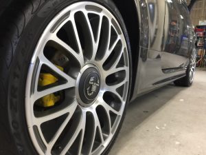 アバルト595・エシュロンナノフィル施工後の右後輪付近