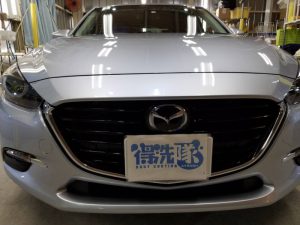 アクセラ・プレミアムコーティング施工後のフロントグリル周辺