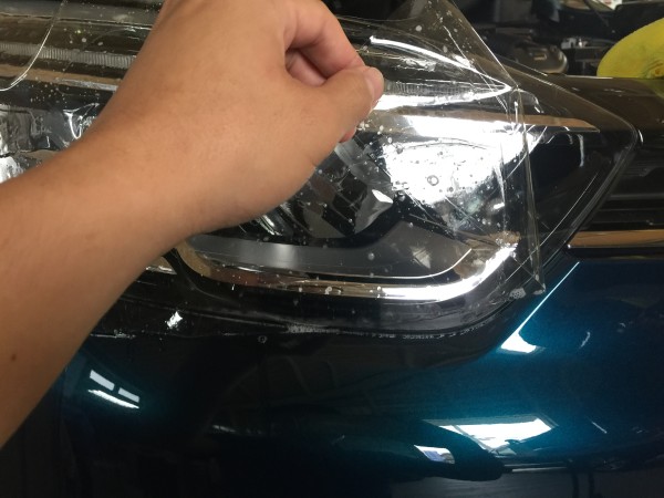 キャプチャー・ヘッドライトプロテクションフィルム施工中