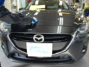 デミオ・プレミアムコーティングのコーティング施工中