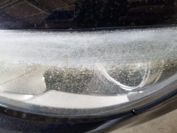 トゥーラン・ヘッドライト磨き+コーティング1研磨前