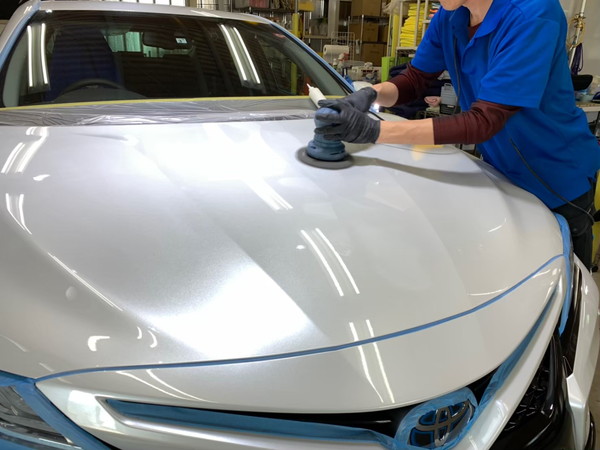 カムリ・プレミアムコーティング施工中・ボンネット研磨